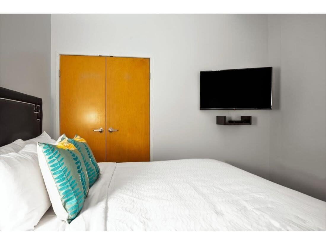 Bold 2Br 2Ba In The Block Apartment By Cozysuites! Indianapolis Bagian luar foto